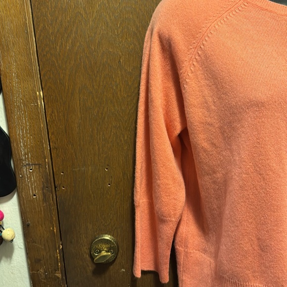 100% cashmere cardigan. Soft melon color. Unique snap closure. Brand b.chill - Picture 4 of 7
